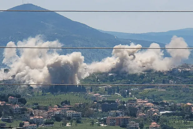 تصاعد الدخان من انفجارات في قرية الخيام جنوب لبنان (أ.ف.ب)