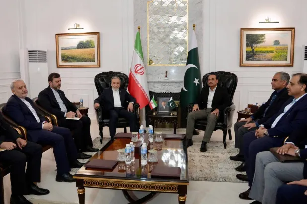 رئيس الأركان الباكستاني عاصم منير يلتقي وزير الخارجية الإيراني، عباس عراقجي ، والوفد المرافق له في إسلام آباد أمس (إ.ب.أ)