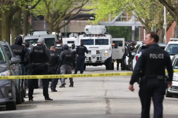 Olay yerindeki polis memurları (AP)