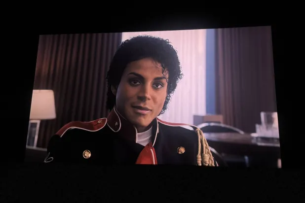 من عرض الفيلم في السينما السعودية حيث يؤدي جعفر جاكسون دور عمه مايكل (تصوير: إيمان الخطاف)