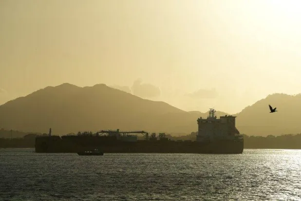 ناقلة نفط تبحر باتجاه المحيط الهادئ بالقرب من قناة بنما يوم 12 مارس 2026 (رويترز)