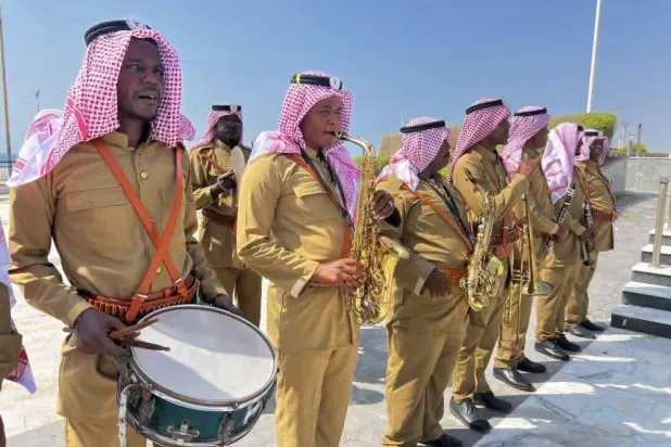 فرقة الموسيقى العسكرية بالزي التراثي لجيش البادية الحضرمي (إعلام حكومي)