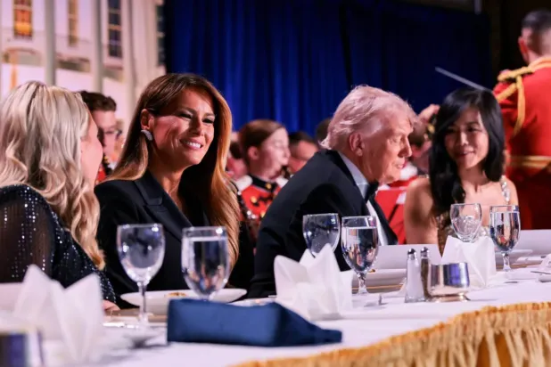 الرئيس الأميركي دونالد ترمب والسيدة الأولى ميلانيا ترمب وكارولين خلال حفل العشاء السنوي لرابطة مراسلي البيت الأبيض في واشنطن (رويترز)