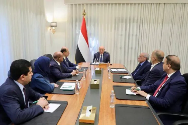 رئيس مجلس القيادة الرئاسي اليمني يشدد على تعظيم الموارد الحكومية (سبأ)