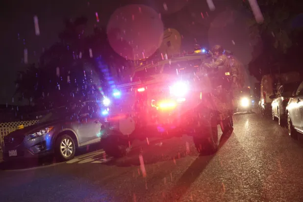 أفراد من مكتب «إف بي آي» يغادرون على متن مركبة بعد تفقدهم منزلاً مرتبطاً بالمشتبه به في حادثة إطلاق النار فجر الأحد (أ.ف.ب)