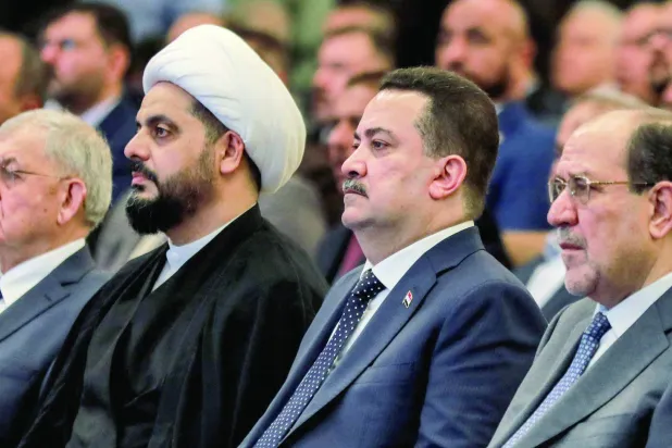 رئيس الحكومة العراقية محمد السوداني يتوسط نوري المالكي وقيس الخزعلي خلال اجتماع في بغداد (أرشيفية - أ.ف.ب)