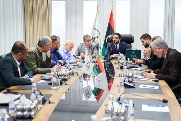 رئيس هيئة الرقابة الإدارية الليبي عبد الله قادربوه في لقاء مع برلمانيين في طرابلس يوم 13 أبريل 2026 (الصفحة الرسمية للهيئة)