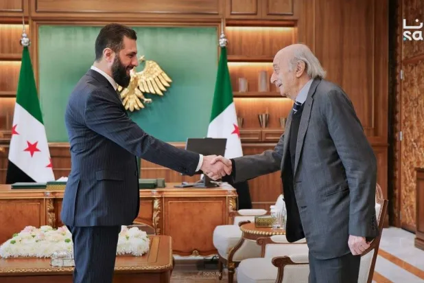 الرئيس السوري أحمد الشرع يستقبل الزعيم اللبناني وليد جنبلاط في دمشق السبت (سانا)