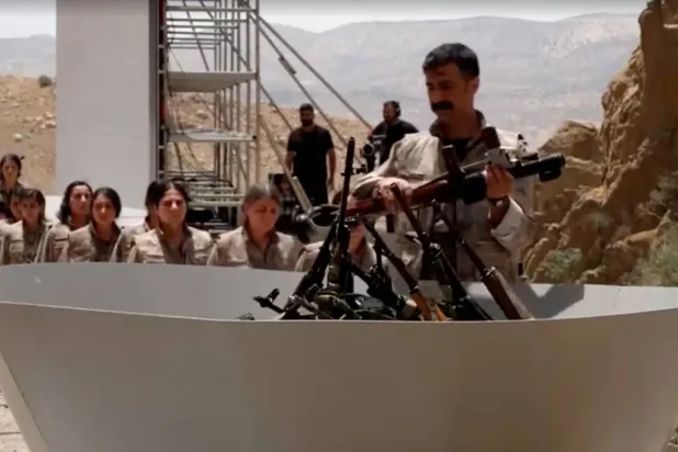 عناصر من حزب «العمال الكردستاني» خلال مراسم رمزية لإحراق الأسلحة في شمال العراق في 11 يوليو 2025 (أ.ف.ب)