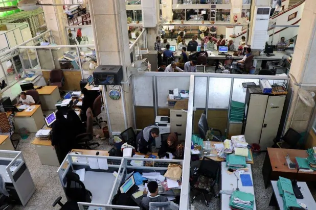 القاعة الرئيسية لإجراء المعاملات بالبنك المركزي اليمني في عدن (رويترز)