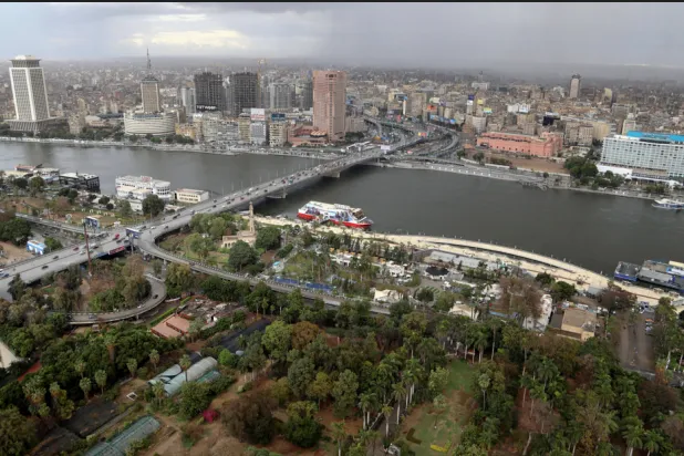 منظر عام للمباني والأهرامات الكبرى في القاهرة (رويترز)