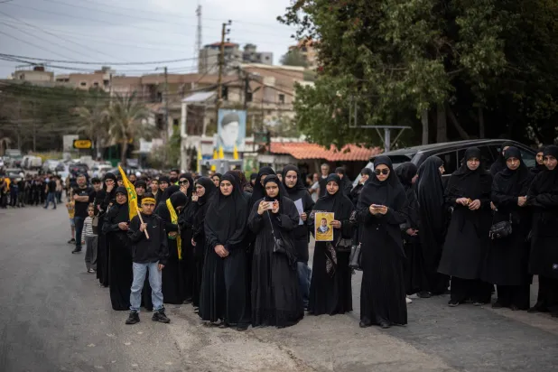 مناصرون لـ«حزب الله» يشاركون في تشييع 4 مقاتلين من الحزب قتلوا في مواجهات مع الجيش الإسرائيلي في جنوب لبنان (رويترز)