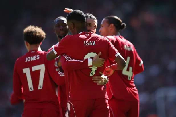 يثق فان دايك بأن زميله إيزاك سيترك بصمة أكبر في الموسم المقبل (إ.ب.أ)