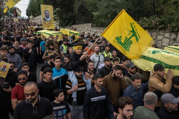 أعلام «حزب الله» خلال تشييع عدد من مقاتليه ومدنيين في جنوب لبنان (رويترز)