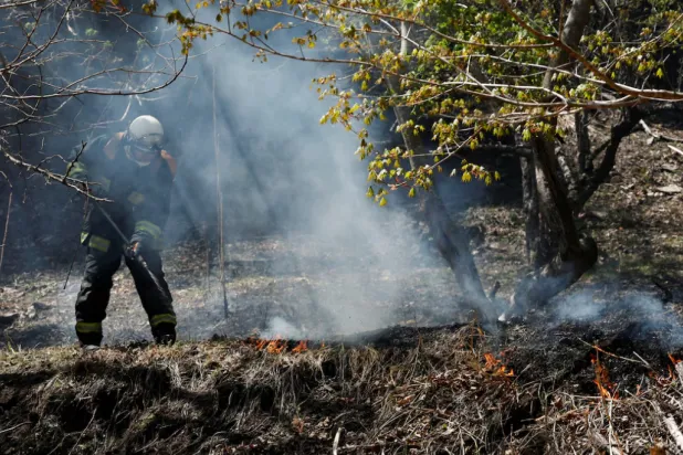 A firefighter works as wildfires continue in Otsuchi, Iwate Prefecture, Japan, April 26, 2026. REUTERS/Kim Kyung-Hoon