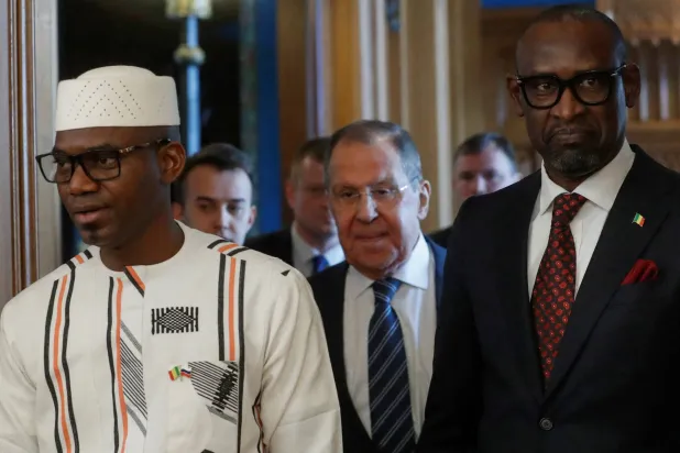 صورة أرشيفية لوزير الدفاع المالي الذي قُتل قرب باماكو برفقة وزيري خارجية روسيا ومالي في موسكو يوم 28 فبراير 2024 (رويترز)