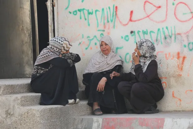 فلسطينيون بغزة يبكون على جثامين مدنيين سقطوا في غارة إسرائيلية شمال القطاع يوم الأحد (د.ب.أ)