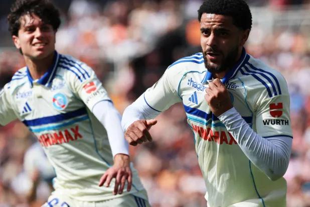 أندرو أوموباميديلي (يمين) يحتفل بهدف الفوز القاتل لستراسبورغ في مرمى لوريان (أ.ف.ب)