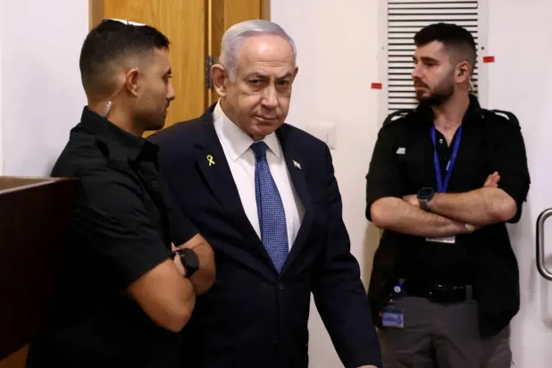 Netanyahu, yolsuzluk suçlamalarıyla ilgili ifade vermek üzere mahkemede (Arşiv-Reuters)