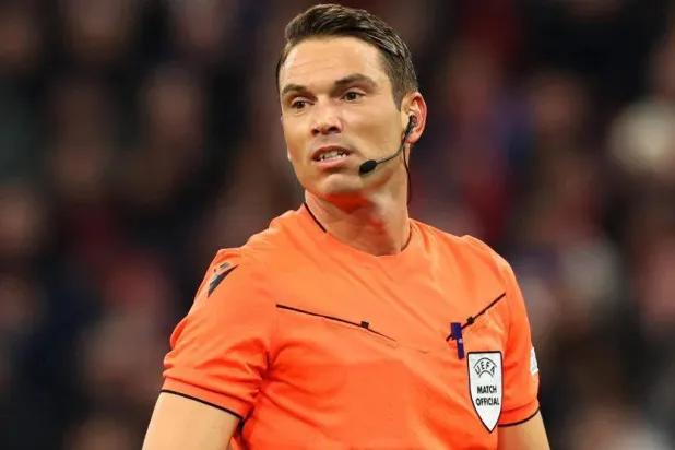 حكم الساحة السويسري ساندرو شيرر (اليويفا)