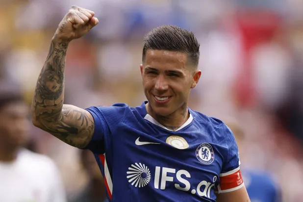 الأرجنتيني إنزو فرنانديز يحتفل بهدف الفوز على ليدز (رويترز)