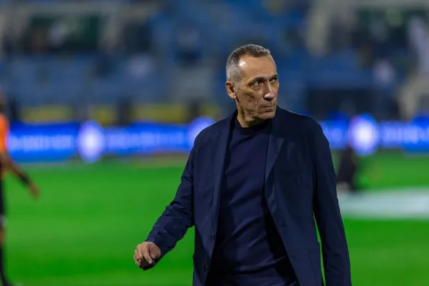 دونيس مدرب المنتخب السعودي الحالي (تصوير: عيسى الدبيسي)