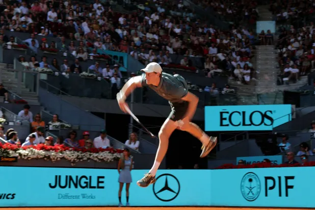 الإيطالي يانيك سينر يتألق في مدريد (أ.ف.ب)