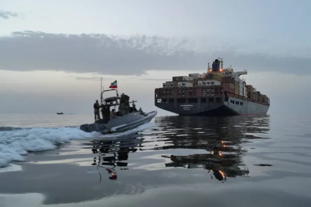 Epaminondas adlı konteyner gemisi, Hürmüz Boğazı'nda İran Devrim Muhafızları Ordusu tarafından alıkonulurken (Reuters)