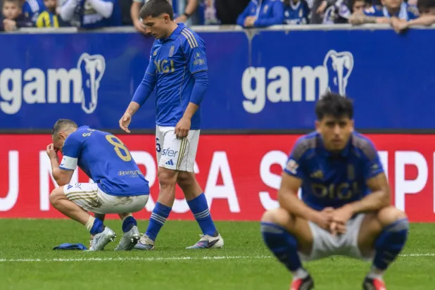 حسرة لاعبي أوفييدو بعد السقوط أمام إلتشي (إ.ب.أ)