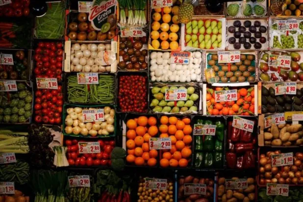 مجموعة من الفواكه (أرشيفية - رويترز)