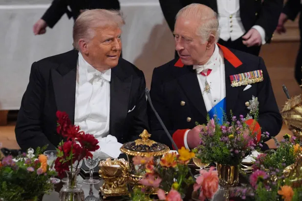 الملك البريطاني تشارلز (يمين) والرئيس الأميركي دونالد ترمب يتحدثان في مأدبة رسمية بقلعة وندسور (أ.ب)