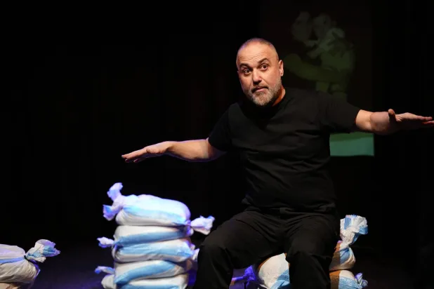 يتناول الهبر في «ضاع شادي» مدى تأثير الحرب على شخصيته (شادي الهبر)