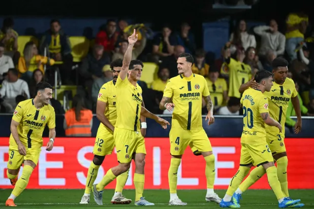 فرحة لاعبي فياريال بالهدف الثاني (أ.ف.ب)