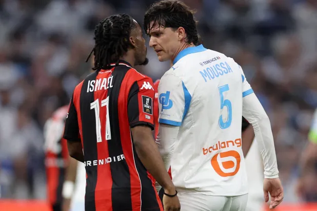 صدام بين لاعب نيس إيلي واهي وليوناردو باليردي من مرسيليا (رويترز)