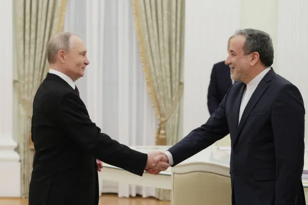 Rusya Devlet Başkanı Vladimir Putin, 17 Nisan 2025'te Moskova'da İran Dışişleri Bakanı Abbas Arakçi'yi kabul etti (AFP)