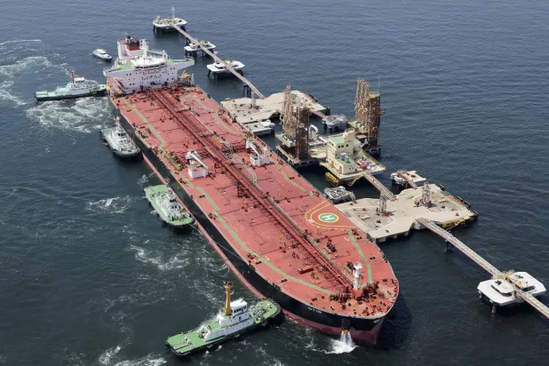ناقلة نفط أميركية محملة بالنفط الخام تصل إلى ميناء تشيبا داخل خليج طوكيو (رويترز)