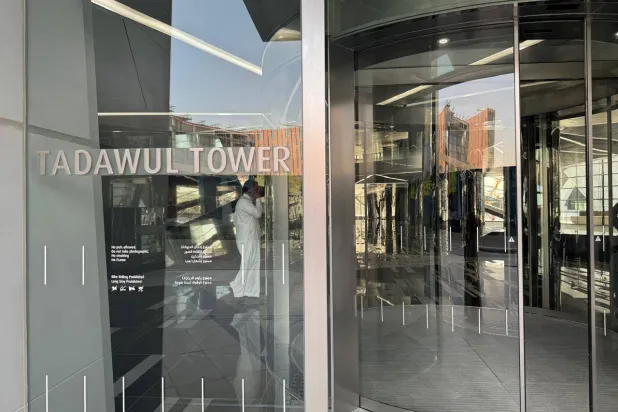 مدخل برج مجموعة «تداول السعودية» في المركز المالي بالعاصمة الرياض (الشرق الأوسط)
