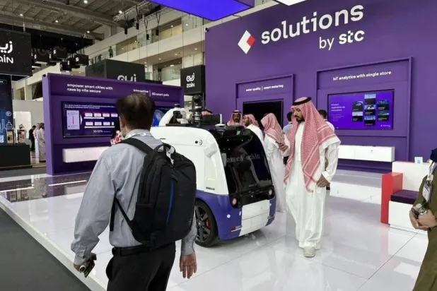 جناح شركة «سلوشنز» في معرض «سيتي سكيب غلوبال» بالرياض (الشرق الأوسط)