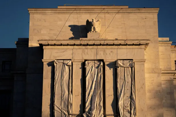 أعمال البناء في مبنى «الاحتياطي الفيدرالي» (رويترز)