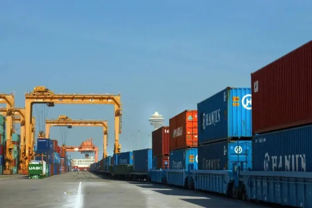 ميناء الملك عبد العزيز في الدمام (واس)