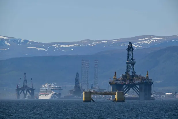 منصات نفطية تخضع للصيانة في خليج كرومارتي على الساحل الشمالي الشرقي لاسكوتلندا (أ.ف.ب)