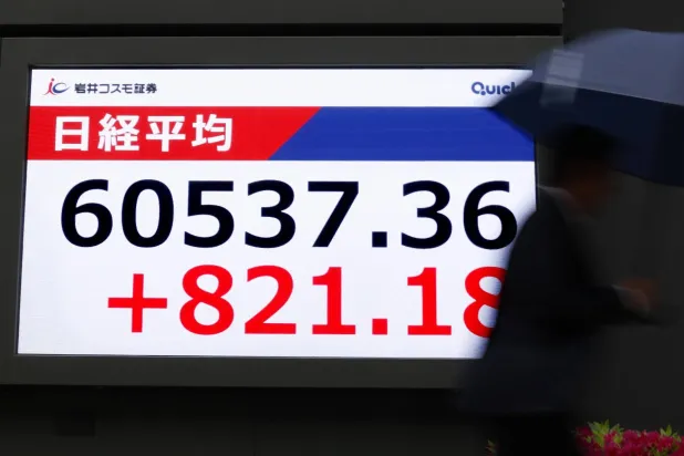شاشة تعرض حركة الأسهم في بورصة اليابان في أحد شوارع العاصمة طوكيو (أ.ب)