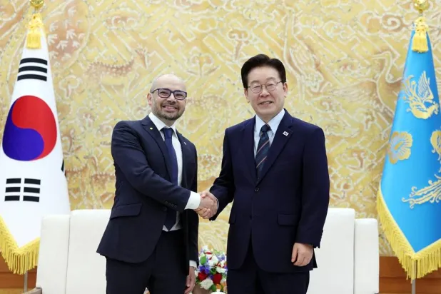 South Korean President Lee Jae Myung (R) shakes hands with Demis Hassabis (L), co-founder and CEO of Google DeepMind and the architect behind the AlphaGo artificial intelligence system, during their meeting at the presidential office in Seoul, South Korea, 27 April 2026. (EPA/Yonhap)