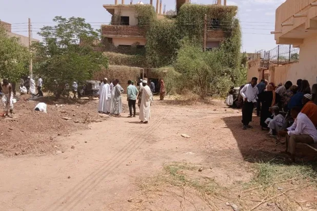 أهالي يتابعون عملية استخراج جثث ذويهم من قبور عشوائية لإعادة دفنها في مقابر رسمية (الشرق الأوسط)