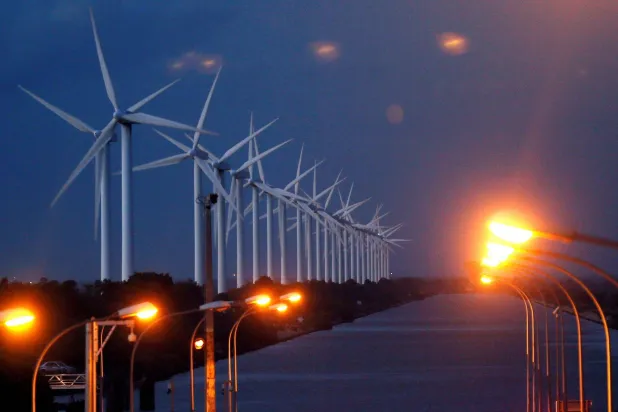توربينات رياح بالقرب من مارسيليا بفرنسا (رويترز)