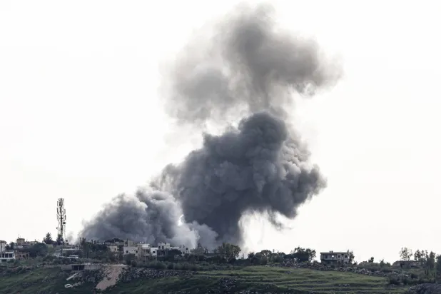 تصاعد الدخان جراء غارات إسرائيلية على جنوب لبنان (أ.ف.ب)