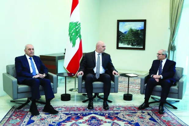 الرئيس اللبناني جوزيف عون يتوسط رئيس البرلمان نبيه برّي ورئيس الحكومة نواف سلام (أرشيفية - رويترز)