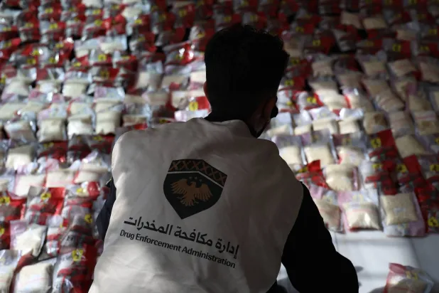 عنصر من مكافحة المخدرات في أثناء العملية بدير الزور (الداخلية السورية)