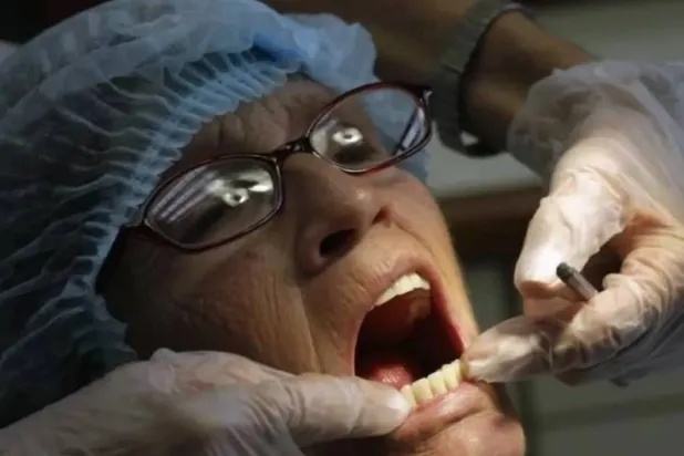 هناك ارتباط قوي بين بكتيريا الفم وسرطان المعدة (رويترز)