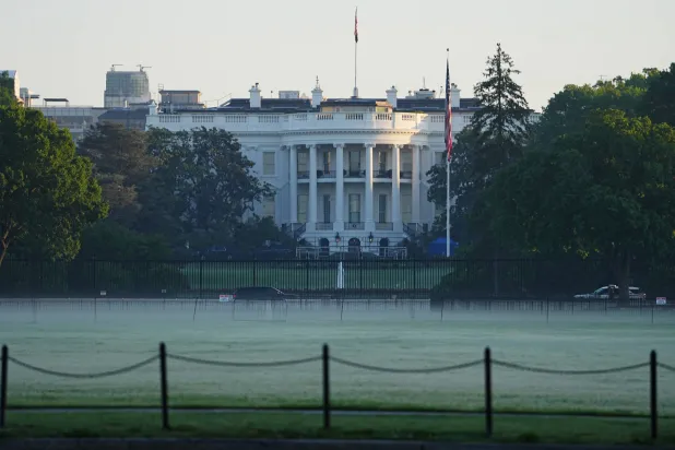 البيت الأبيض في وقت مبكر من صباح يوم الاثنين 27 أبريل 2026 بالعاصمة الأميركية واشنطن (أ.ب)
